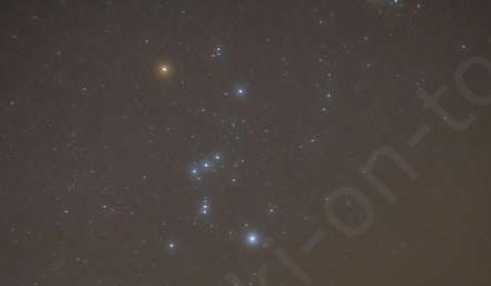30499714-auch-die-sterne-des-sternbilds-orion-sind-am-sternenhimmel-im-januar-nicht-zu-uebersehen-vor-allem-beteigeuze-links-oben-und-rigel-rechts-unten-3d70
